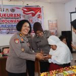 Polwan bersama siswa slb